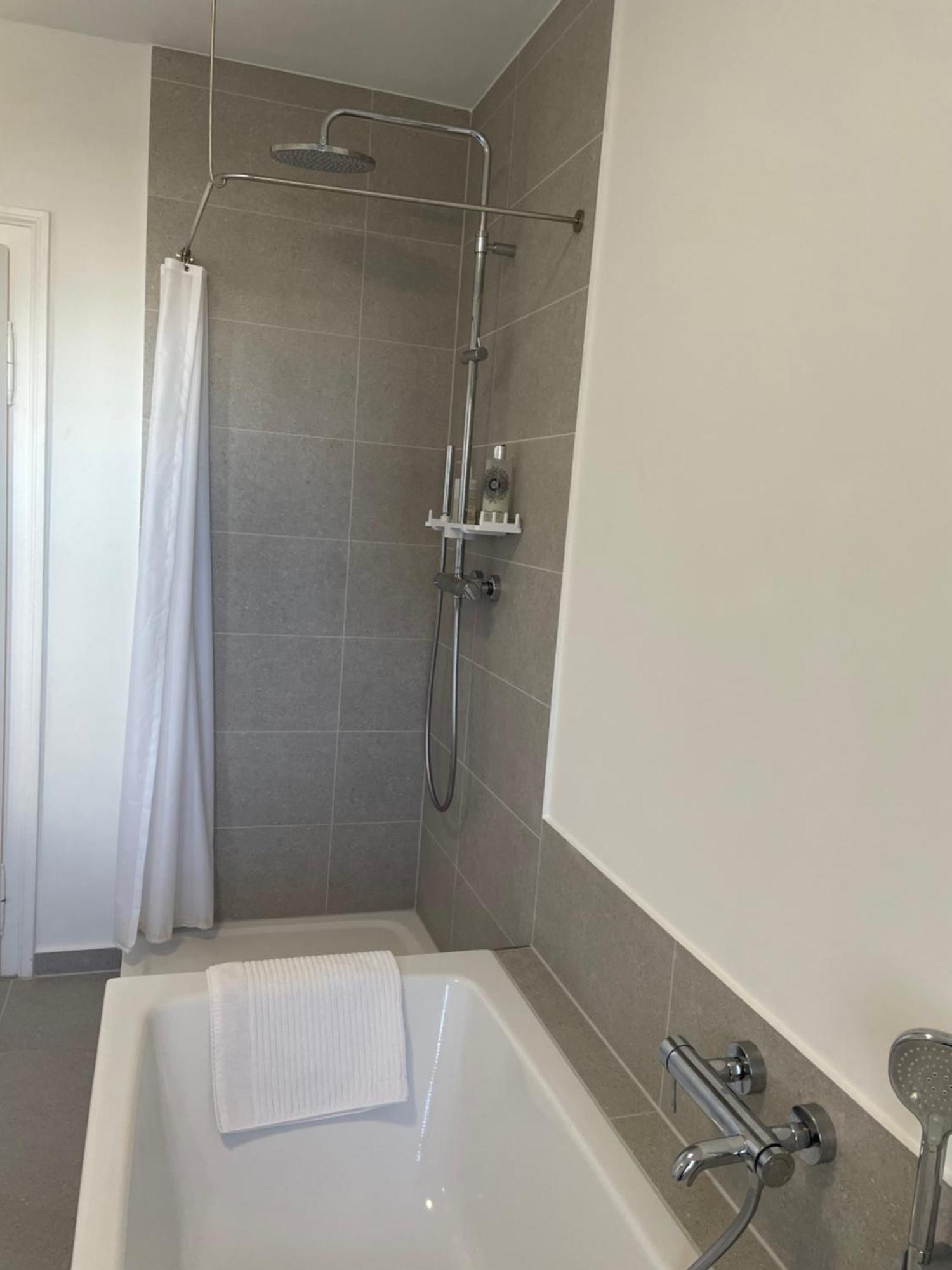 Apartamento Grosse In Westend Munique